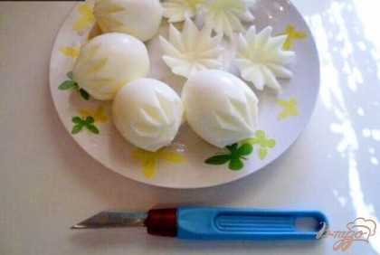 Для украшения салата я сделала из яиц цветочки с помощью ножа специального. Оставшиеся яйца пропустила через крупный пресс.