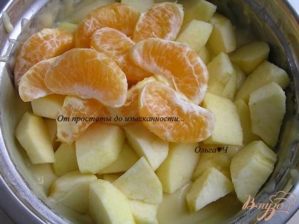 Яблоки очистить от кожуры, вырезать сердцевину, нарезать кусочками. Мандрин разобрать на дольки. Добавить фрукты в тесто, перемешать.