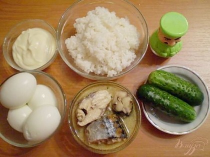 Рис отварите в соленой воду до готовности. Остудите. Откройте консерву. Отварите яйца.