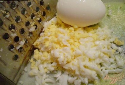 Яйца потереть на крупной терке.