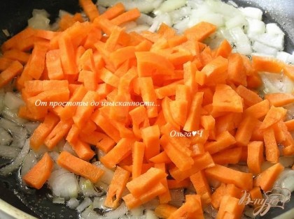 На растительном масле обжарить лук и морковь.