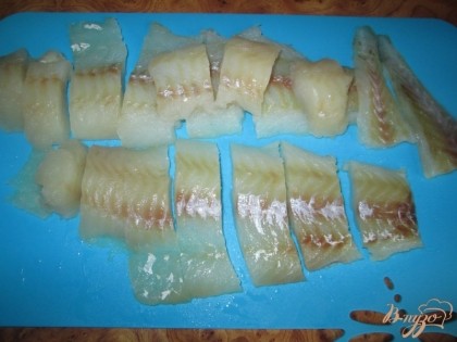 Нарежем филе рыбы на кусочки шириной около 2-2,5 см.