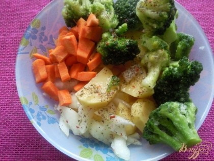 Пока утка жарится готовим овощи.Картофель и морковь чистим.Все крупно режем,солим,перчим,посыпаем специями и поливаем остатками медового маринада.