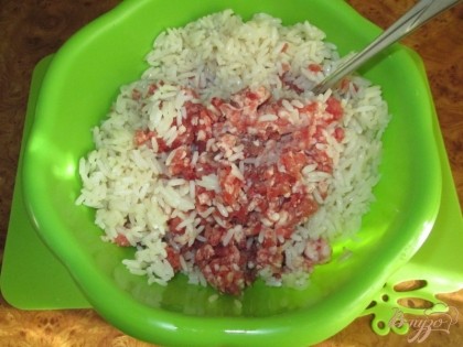 Для приготовления смешать предварительно отваренный рис с фаршем.