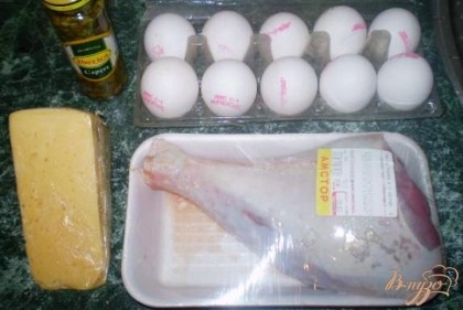Ножку и яйца отварить до готовности. Картофель отварить «в мундире», почистить.  Приготовить блюдо, желательно плоское, так как салат слоями.