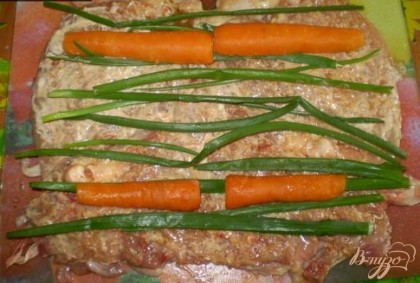 выкладываем лук и вареную морковь(порезала на половинки) и сворачиваем в рулет