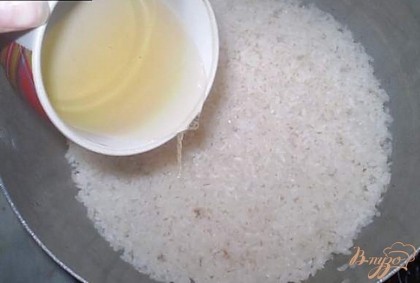 В чашке соединить соль 1,5 ч.л, сахар 2,5 ч.л и 4 стол.л. рисового уксуса. Этой смесью полить рис, не перемешивать.