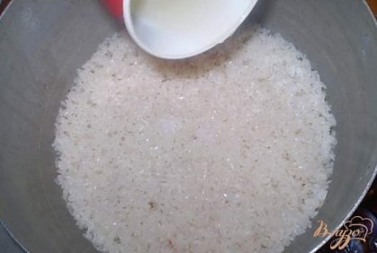 В чашке соединить соль 1,5 ч.л, сахар 2,5 ч.л и 4 стол.л. рисового уксуса. Этой смесью полить рис, не перемешивать.