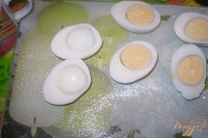 Яйца режем на половинки. Освобождаем от желтков