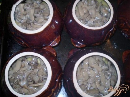 Жаренные грибы. Теперь заливаем бульоном кипящим(по 100-150 мл), накрываем крышками и в разогретую духовку на 30 минут, температура 200 г.