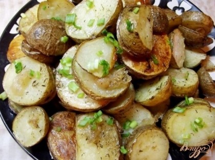 Готово! Подавайте картофель горячим обязательно посыпав зеленым луком и укропом. Кушайте на здоровье! =)