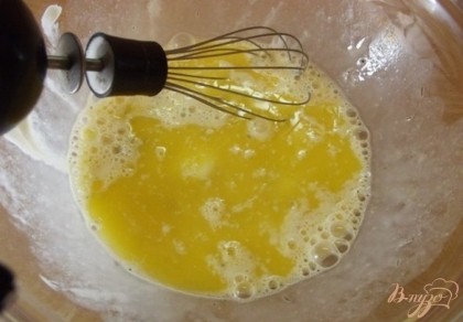 Выложите в миску яйца, сметану (или кефир), тимьян, соль и взбейте все при помощи миксера до однородного состояния. В отдельной сухой посуде (миске) просейте соду (или разрыхлитель) с мукой. Дальше порционо добавляем муку постоянно доводя тесто миксером до однородного состояния. Тесто должно получится густоватым, как очень жирная сметана. Вливаем часть теста на дно формы. Предварительно форму смазываем сливочным маслом и присыпаем манной крупой. Слой теста должен быть таким, чтобы лишь покрыть дно формы.