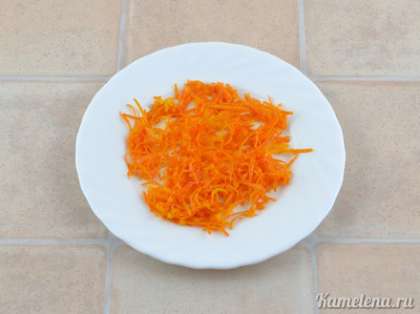 Готовим соус. Счистить цедру с половины апельсина (только оранжевую часть).