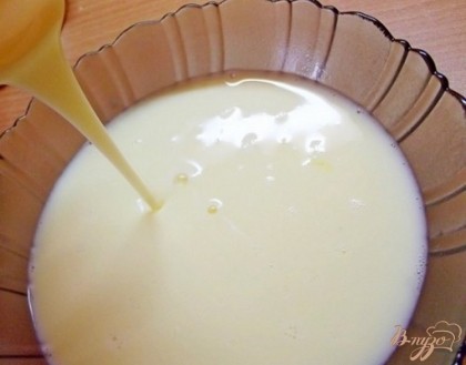 Дальше влейте порцию сгущенного молока и снова перемешайте миксером до однородности.