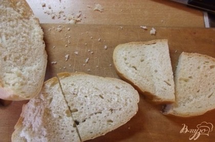 Хлеб нарежьте ломтиками произвольного размера, но не толсто, чтобы он успел прожариться.