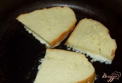Дальше каждый кусочек хлеба макайте с обеих сторон в яичную массу и выкладывайте на хорошо разогретую, смазанную растительным маслом сковородку. Аромат при выпекании будет изумительный!