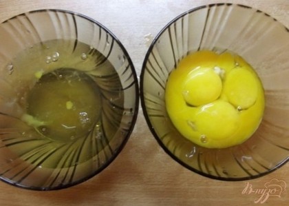 Для начала отделите во всех яйцах белки от желтков в две разные мисочки.