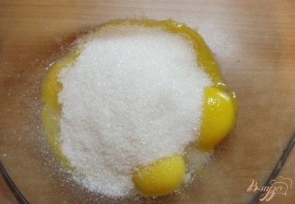Сахара и манки вам понадобиться один к одному (два сахара, одна манка). Заменять сахар на сахарную пудру не следует.