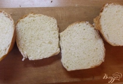 Разрежьте их на две части по высоте. Если они очень большие, то можно и на три. Натрите каждый кусочек хлеба изнутри (в месте среза) смесью соли и красного перца.