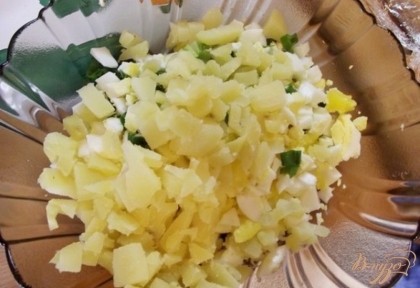 Картофель сварите в мундирах, очистите и нарежьте кубиками чуть мельче чем в салат. Смешайте также с яйцом и зеленью. Хорошенько посолите начинку.