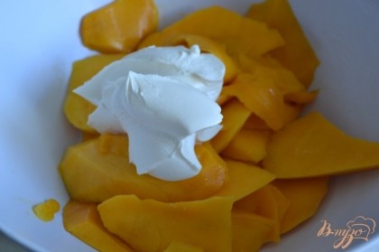 Кусочки манго и сыр взбить блендером.Добавить сахар и лимонный сок.
