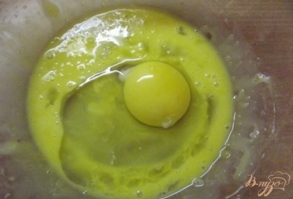 На первом этапе вам понадобиться взбить яйца в пену при этом отделив один белок и взбив его отдельно со щепоткой соли в густую пену.