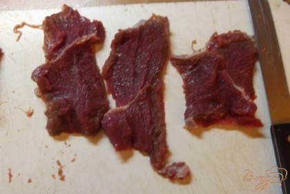 Мясо нужно разделить на порционные кусочки и очень хорошо отбить, чтобы оно стало нежным. Но не слишком тонко, чтобы после выпекания оно оставалось сочным.