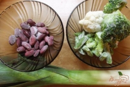 Вторую часть компонентов салатика необходимо отварить. Я использовала замороженные брокколи, цветную капусту и красную фасоль.