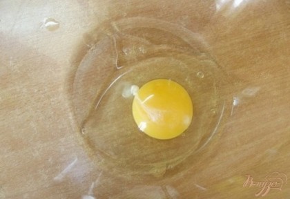 Для приготовления оладий в количестве порций до 6 необходимо всего одно куриное яйцо. Если вы хотите готовить больше, дальше добавляйте только желтки. Желательно использовать охлажденные яйца.