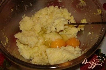  Картофель очистить и отварить. Приготовить из отварного картофеля пюре. Не делайте пюре жидким. Пюре должно быть суховатым. Можно данное блюдо приготовить их вчерашнего оставшегося пюре. К готовому пюре добавить 2 куриных яйца, муку( 2 стакана, если не хватит добавить еще), соль, перец и замесить тесто. Тесто должно получиться мягким, эластичным, не слишком жидким.