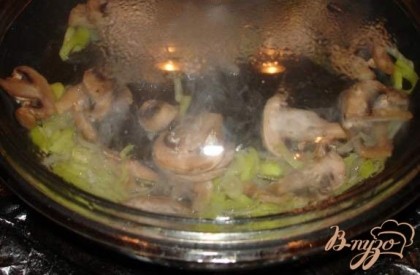 Готовим начинку. Лук порей (или обычный лук) обжарить на сковороде с добавлением масла. После добавить рубленных грибов. Тушить все под крышкой. Когда грибы проготовятся добавить горчицы и сметаны. Перемешать.