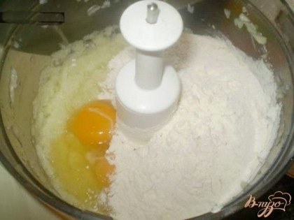 Сложить лук в блендер и измельчить. Потом добавить яйца, соль, перец, муку и снова перемешать в блендере.