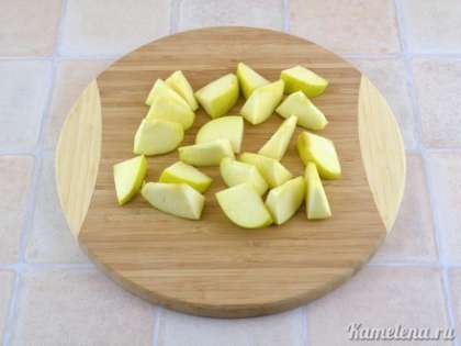 Яблоко разрезать на крупные дольки (не забыть вырезать несъедобную часть), затем дольки порезать пополам.