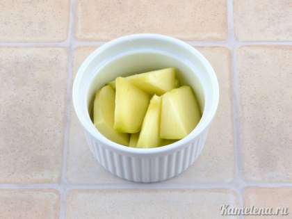Порционные формочки смазать маслом. Выложить яблоки (выкладывать не плотно).