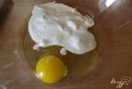 В глубокой миске смешайте одно куриное яйцо со сметаной. Добавьте две чайные ложечки соли.