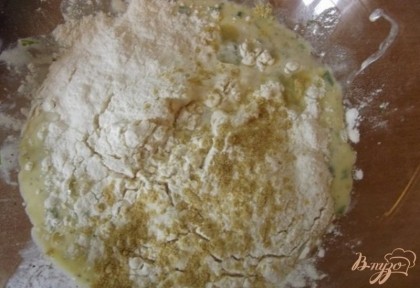 Добавьте в тесто также столовую ложку куркумы для аромата. При помощи миксера замешайте тесто по консистенции как очень густая сметана.