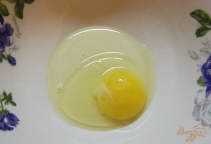 Вбейте в миску одно яйцо и взбейте его. Когда первое яйцо закончится, добавите второе.
