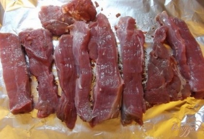 Мясо нарежьте полосочками шириной примерно в три-четыре сантиметра. Отбивать его нельзя, иначе оно будет слишком сухим. Да и вообще нежную телятину отбивать не нужно ни в каком блюде.