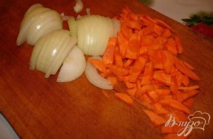 Лук и морковь очистить и нарезать. В классическом рецепте морковь режут кружочками, но особого значения это не имеет и вкус не испортит.