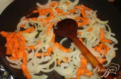 На растительном масле обжарить лук, после добавить морковь.