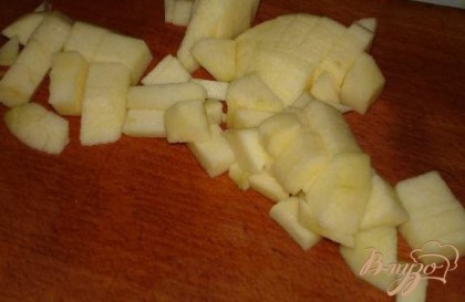 Яблоки очистить от кожуры. Срезать мякоть и ее порезать мелким кубиком.