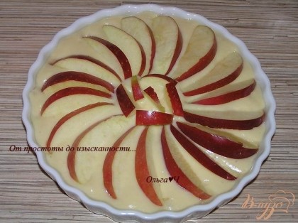 Выложить тесто в форму, сверху разложить яблоко, нарезанное дольками.