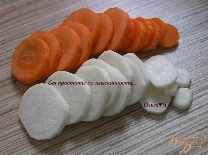 Морковь и дайкон нарезать кружочками.
