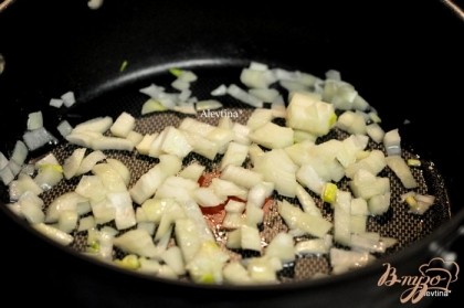 На разогретой сковороде с маслом обжарить лук порезанный мелко 3-5 мин.