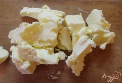 Сливочное масло растопите до жидкого состояния. На жидком масле тесто получается менее рассыпчатое и пористое, а более плотное и однородное.