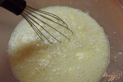 Влейте масло струйкой в яйца теплым, не переставая взбивать миксером на средней скорости. Следом введите сахар. Дальше подмешайте треть порции муки доведя тесто до абсолютной однородности. Остальную мук просейте с содой или разрыхлителем.