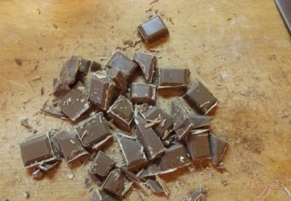 Молочный шоколад, желательно НЕ пористый, порежьте на четверти квадратиков, но не мелко. Черный шоколад порубите в мелкую крошку. На водяную баню поставьте пустую утварь для топки шоколада, нагрейте ее и положите туда темный покрошенный шоколад.