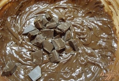 Когда тесто будет готово, подмешайте в него молочный шоколад кусочками равномерно распределив его по массе.