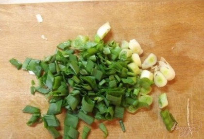 Зеленый лук измельчите как обычно в салат.