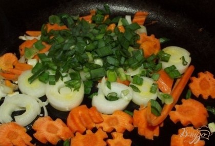 На небольшом количестве растительного масла обжарьте морковь, лук порей и зеленый лук примерно десять минут, до появления аромата. При этом овощи должны быть хотя бы полу готовы.